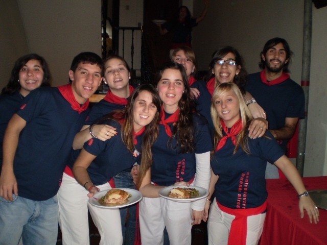 Jòvenes del Centro Navarro de Buenos Aires en la fiesta de San Fermín